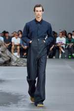LOEWE_SS24_MW_SHOW_RUNWAY_LOOK_23_FRONT_RGB_CROPPED_2X3_23