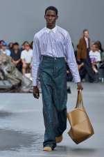 LOEWE_SS24_MW_SHOW_RUNWAY_LOOK_26_FRONT_RGB_CROPPED_2X3_26