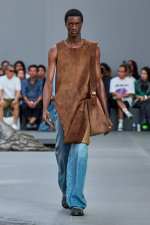 LOEWE_SS24_MW_SHOW_RUNWAY_LOOK_29_FRONT_RGB_CROPPED_2X3_29