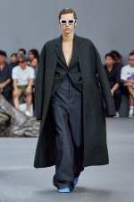 LOEWE_SS24_MW_SHOW_RUNWAY_LOOK_33_FRONT_RGB_CROPPED_2X3_33