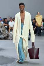 LOEWE_SS24_MW_SHOW_RUNWAY_LOOK_34_FRONT_RGB_CROPPED_2X3_34