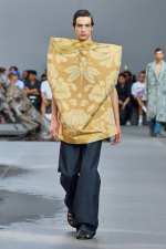 LOEWE_SS24_MW_SHOW_RUNWAY_LOOK_35_FRONT_RGB_CROPPED_2X3_35
