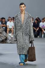 LOEWE_SS24_MW_SHOW_RUNWAY_LOOK_36_FRONT_RGB_CROPPED_2X3_36