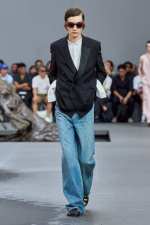 LOEWE_SS24_MW_SHOW_RUNWAY_LOOK_39_FRONT_RGB_CROPPED_2X3_39