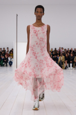 LOEWE_SS25_WW_SHOW_RUNWAY_LOOK_10_FRONT_RGB_CROPPED_4x5_10