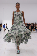 LOEWE_SS25_WW_SHOW_RUNWAY_LOOK_11_FRONT_RGB_CROPPED_4x5_11