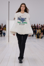 LOEWE_SS25_WW_SHOW_RUNWAY_LOOK_16_FRONT_RGB_CROPPED_4x5_16