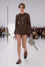 LOEWE_SS25_WW_SHOW_RUNWAY_LOOK_17_FRONT_RGB_CROPPED_4x5_17