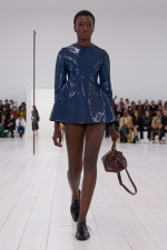 LOEWE_SS25_WW_SHOW_RUNWAY_LOOK_18_FRONT_RGB_CROPPED_4x5_18