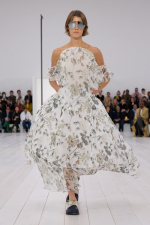 LOEWE_SS25_WW_SHOW_RUNWAY_LOOK_1_FRONT_RGB_CROPPED_4x5_01