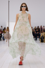 LOEWE_SS25_WW_SHOW_RUNWAY_LOOK_21_FRONT_RGB_CROPPED_4x5_21