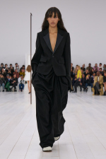 LOEWE_SS25_WW_SHOW_RUNWAY_LOOK_30_FRONT_RGB_CROPPED_4x5_30