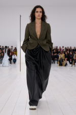 LOEWE_SS25_WW_SHOW_RUNWAY_LOOK_37_FRONT_RGB_CROPPED_4x5_37