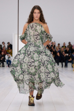 LOEWE_SS25_WW_SHOW_RUNWAY_LOOK_3_FRONT_RGB_CROPPED_4x5_03