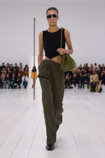 LOEWE_SS25_WW_SHOW_RUNWAY_LOOK_41_FRONT_RGB_CROPPED_4x5_41