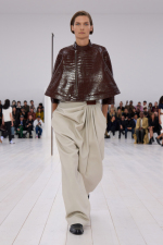 LOEWE_SS25_WW_SHOW_RUNWAY_LOOK_43_FRONT_RGB_CROPPED_4x5_43