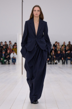 LOEWE_SS25_WW_SHOW_RUNWAY_LOOK_52_FRONT_RGB_CROPPED_4x5_52