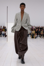 LOEWE_SS25_WW_SHOW_RUNWAY_LOOK_6_FRONT_RGB_CROPPED_4x5_06