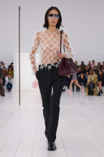 LOEWE_SS25_WW_SHOW_RUNWAY_LOOK_9_FRONT_RGB_CROPPED_4x5_09