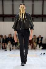 LOEWE_SS25_MW_SHOW_RUNWAY_LOOK_13_FRONT_RGB_CROPPED_2X3_13