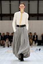 LOEWE_SS25_MW_SHOW_RUNWAY_LOOK_14_FRONT_RGB_CROPPED_2X3_14