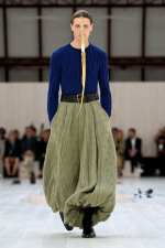 LOEWE_SS25_MW_SHOW_RUNWAY_LOOK_15_FRONT_RGB_CROPPED_2X3_15