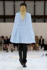 LOEWE_SS25_MW_SHOW_RUNWAY_LOOK_17_FRONT_RGB_CROPPED_2X3_17