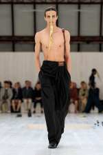 LOEWE_SS25_MW_SHOW_RUNWAY_LOOK_19_FRONT_RGB_CROPPED_2X3_19