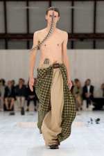 LOEWE_SS25_MW_SHOW_RUNWAY_LOOK_20_FRONT_RGB_CROPPED_2X3_20