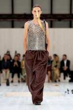 LOEWE_SS25_MW_SHOW_RUNWAY_LOOK_22_FRONT_RGB_CROPPED_2X3_22