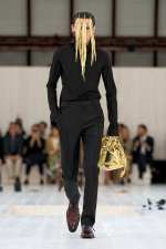 LOEWE_SS25_MW_SHOW_RUNWAY_LOOK_25_FRONT_RGB_CROPPED_2X3_25