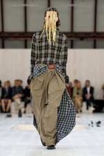 LOEWE_SS25_MW_SHOW_RUNWAY_LOOK_26_FRONT_RGB_CROPPED_2X3_26