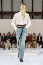 LOEWE_SS25_MW_SHOW_RUNWAY_LOOK_28_FRONT_RGB_CROPPED_2X3_28