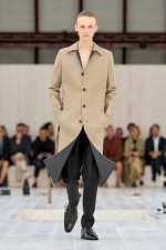 LOEWE_SS25_MW_SHOW_RUNWAY_LOOK_30_FRONT_RGB_CROPPED_2X3_30