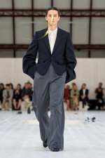 LOEWE_SS25_MW_SHOW_RUNWAY_LOOK_34_FRONT_RGB_CROPPED_2X3_34