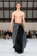 LOEWE_SS25_MW_SHOW_RUNWAY_LOOK_36_FRONT_RGB_CROPPED_2X3_36