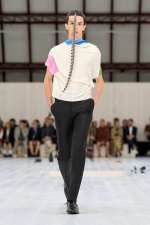 LOEWE_SS25_MW_SHOW_RUNWAY_LOOK_39_FRONT_RGB_CROPPED_2X3_39