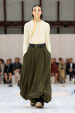 LOEWE_SS25_MW_SHOW_RUNWAY_LOOK_42_FRONT_RGB_CROPPED_2X3_42