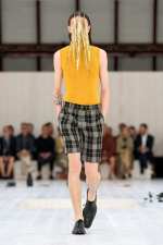 LOEWE_SS25_MW_SHOW_RUNWAY_LOOK_46_FRONT_RGB_CROPPED_2X3_46