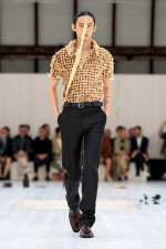 LOEWE_SS25_MW_SHOW_RUNWAY_LOOK_50_FRONT_RGB_CROPPED_2X3_50