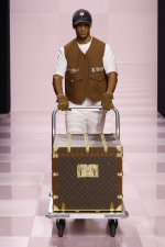 LOUIS-VUITTON-MENrsquoS-FALL-WINTER-2025-SHOW-LOOK-11