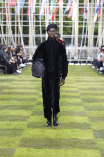 LOUIS-VUITTON-MENrsquoS-SPRING-SUMMER-2025-LOOK-14