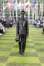 LOUIS-VUITTON-MENrsquoS-SPRING-SUMMER-2025-LOOK-18