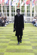 LOUIS-VUITTON-MENrsquoS-SPRING-SUMMER-2025-LOOK-2