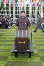 LOUIS-VUITTON-MENrsquoS-SPRING-SUMMER-2025-LOOK-34