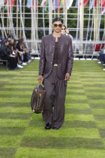 LOUIS-VUITTON-MENrsquoS-SPRING-SUMMER-2025-LOOK-40