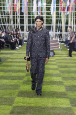 LOUIS-VUITTON-MENrsquoS-SPRING-SUMMER-2025-LOOK-43