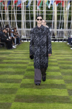 LOUIS-VUITTON-MENrsquoS-SPRING-SUMMER-2025-LOOK-48