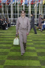 LOUIS-VUITTON-MENrsquoS-SPRING-SUMMER-2025-LOOK-50