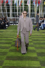 LOUIS-VUITTON-MENrsquoS-SPRING-SUMMER-2025-LOOK-56